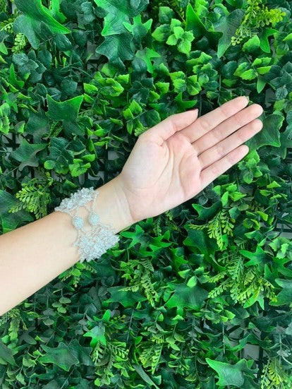 Hand-made bracelet weaved with chaquiras and white quartz stones