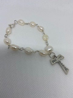 Natural pearls bracelet with Italian cross.