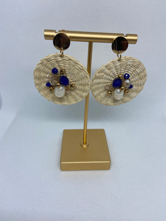 Round toquilla straw earrings with beautiful blue and pearl details