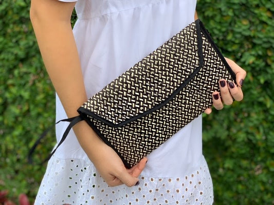 Black and sand medium clutch palm purse