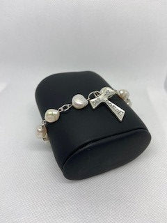 Natural pearls bracelet with Italian cross.